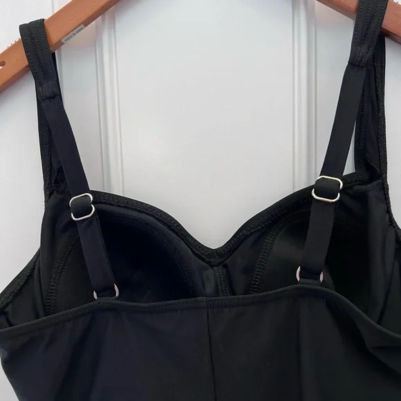 Land’s End one piece swimsuit with padding. Adjustable straps has liner.… - Picture 5 of 8